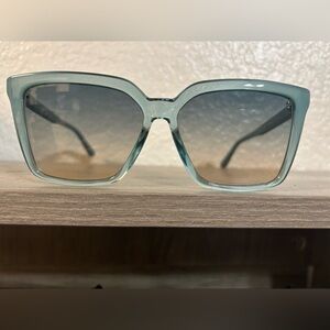 NWOT - Guess Sunglasses